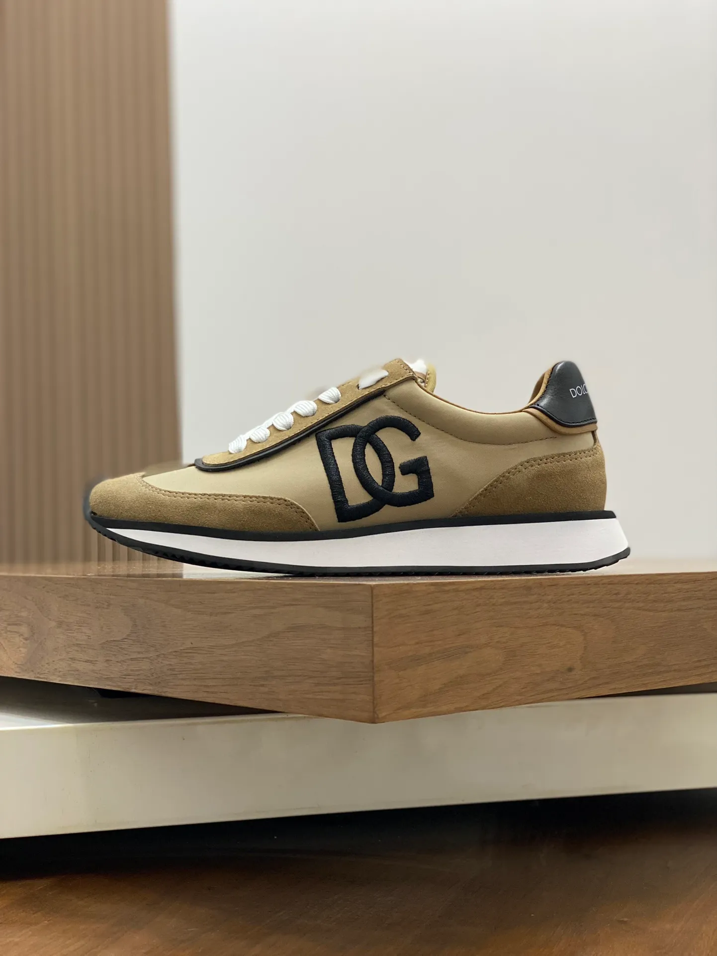 Men's Men's Shoes💰440【New Style】🐝🐝DG••New••Dolce&G*_dgDolce&G*_dgDolce & G*_dg 2024 Early Spring New Men's Lace-up Leather Casual Sports Shoes Made of imported suede cowhide spliced ​​with waterproof fabric, mixed and matched color design, a fashionable and energetic sports shoe that easily meets the needs of modern dressing and highlights the contemporary lifestyle style. The foot is fully lined with cowhide for greater comfort. The tongue and heel are decorated with logos. It is equipped with a rubber outsole. The heel and toe are wrapped to further protect our feet. It is a model worth buying! Size: 39-44 (customized at 38.45)